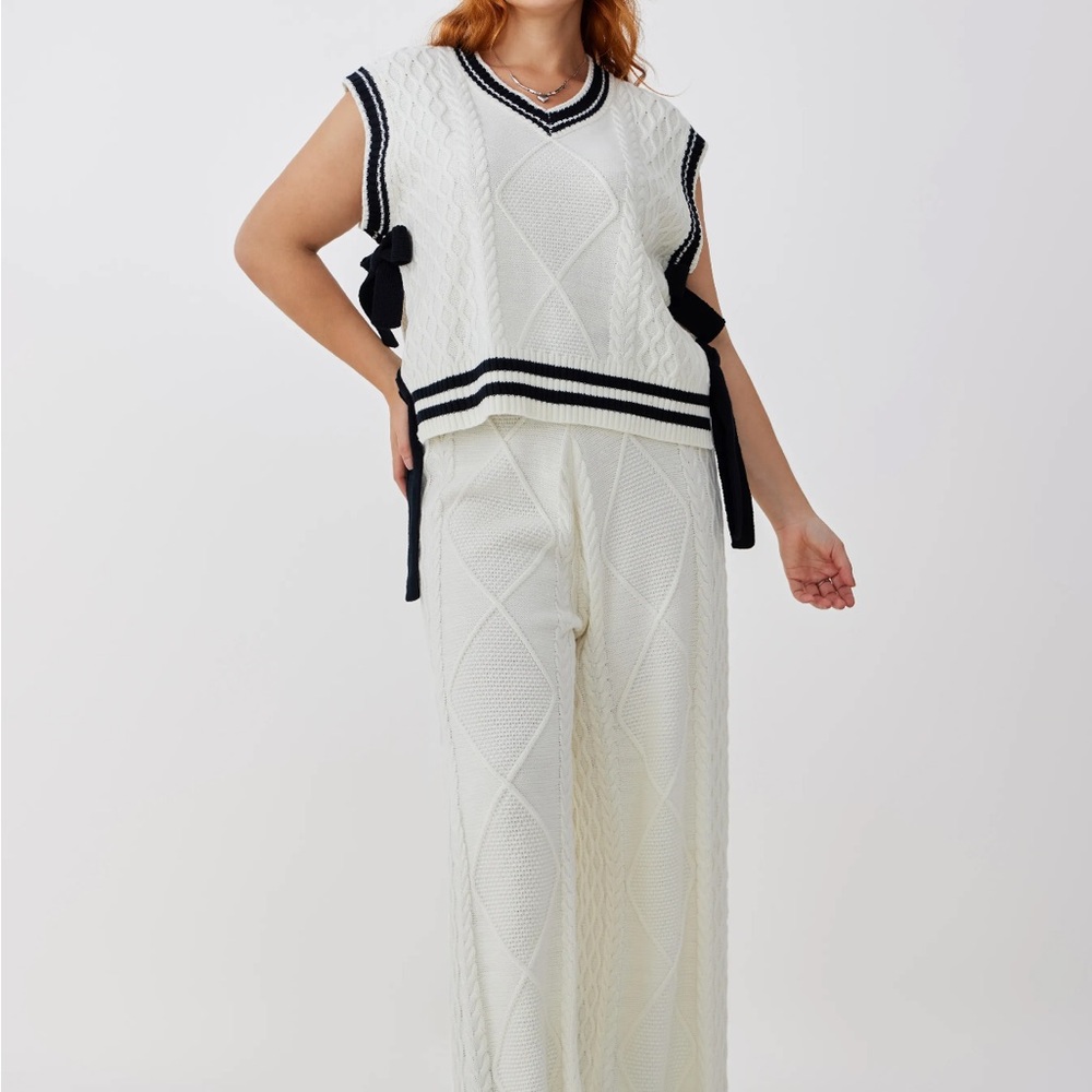 V-NECK CONTRAST BINDING BOWKNOT
KNITTED VEST 1XL